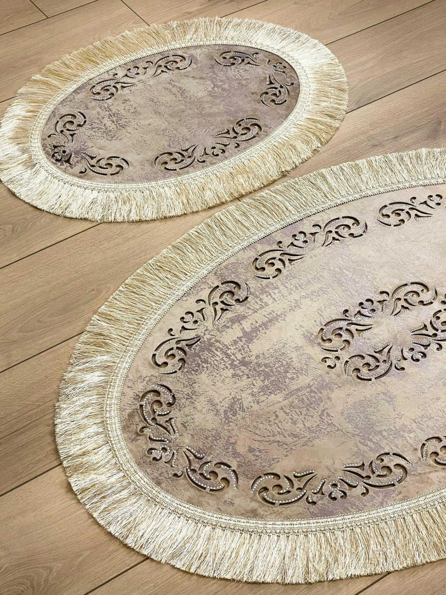 Melda Oval Velvet Rug - Chic Oriental Cut Through Design with Tassels